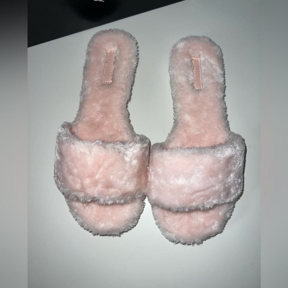 Pink fuzzy house slippers size 7 women’s